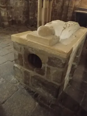 Tombeau de Saint-Gurloës dans l'Église Sainte-Croix de Quimperlé