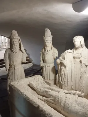 Groupe sculpté : Mise au tombeau dans l'Église Sainte-Croix de Quimperlé