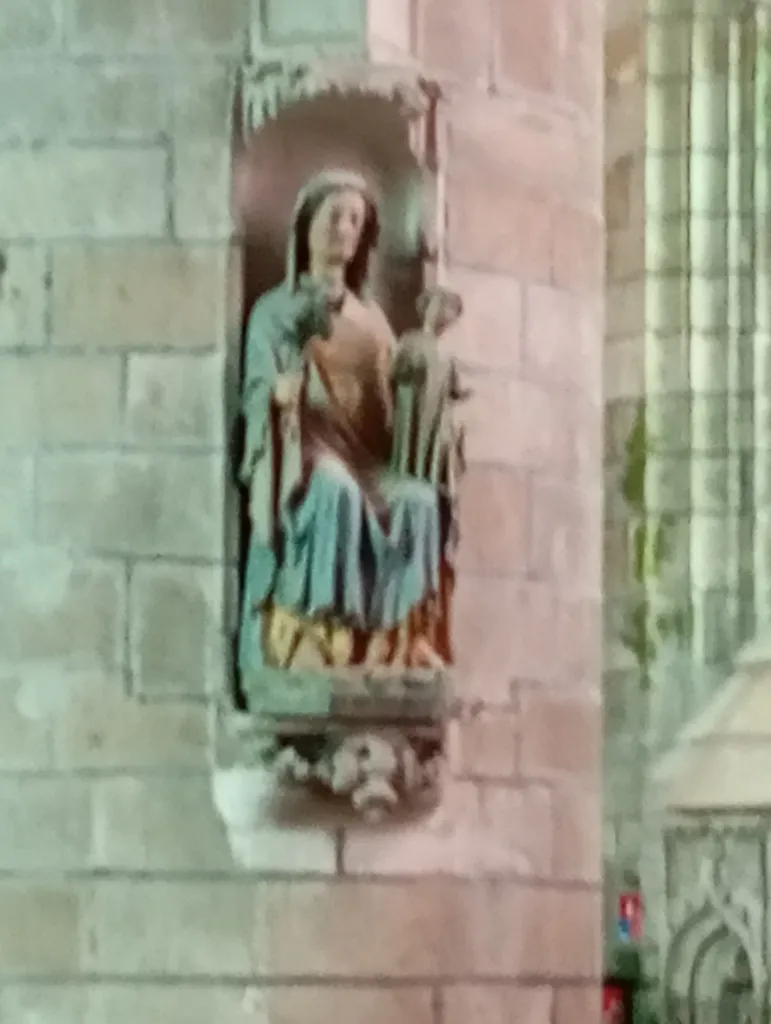 Statue Vierge à l'Enfant assise dans l'Église Notre-Dame-de-l'Assomption à Quimperlé