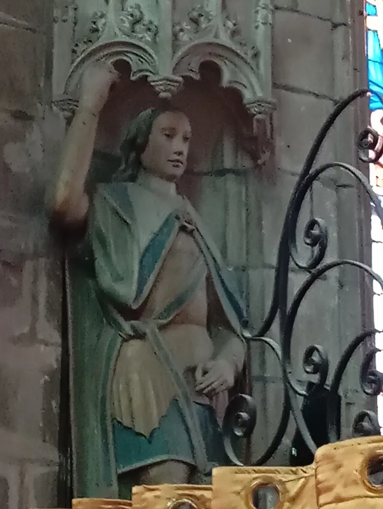 Statue Saint-Michel terrassant le démon dans l'Église Notre-Dame-de-l'Assomption à Quimperlé