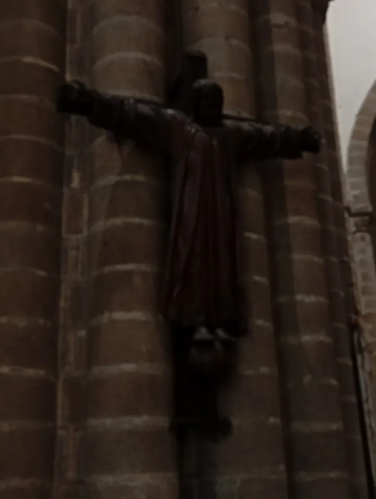 Christ en croix dans l'Église Sainte-Croix de Quimperlé