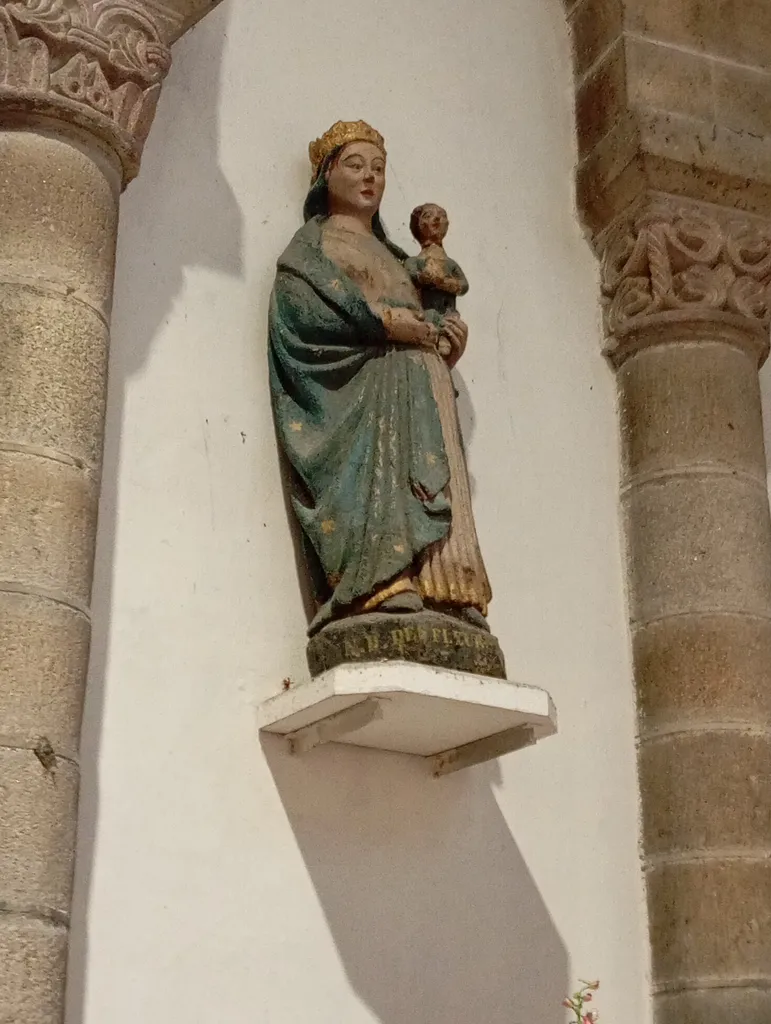 Vierge à l'Enfant dite Notre-Dame des Fleurs dans l'Église Sainte-Croix de Quimperlé