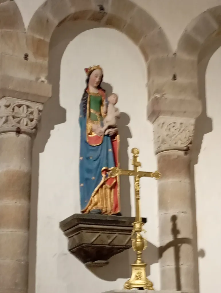 Statue Vierge à l'Enfant dans l'Église Sainte-Croix de Quimperlé