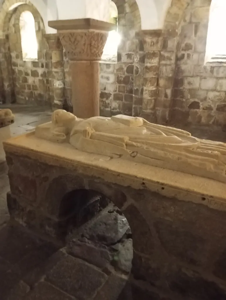 Tombeau de Saint-Gurloës dans l'Église Sainte-Croix de Quimperlé