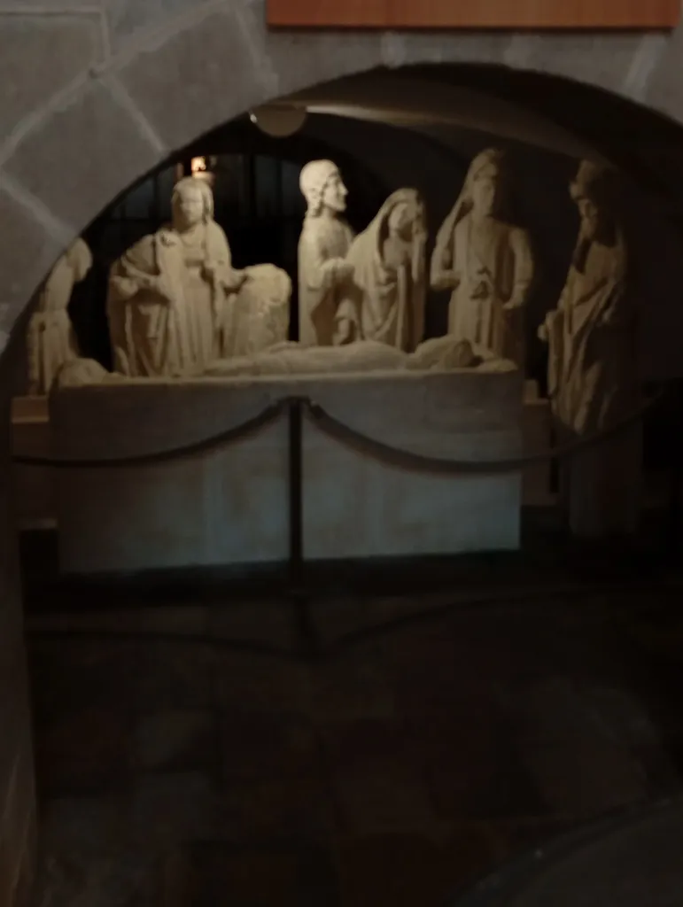 Groupe sculpté : Mise au tombeau dans l'Église Sainte-Croix de Quimperlé