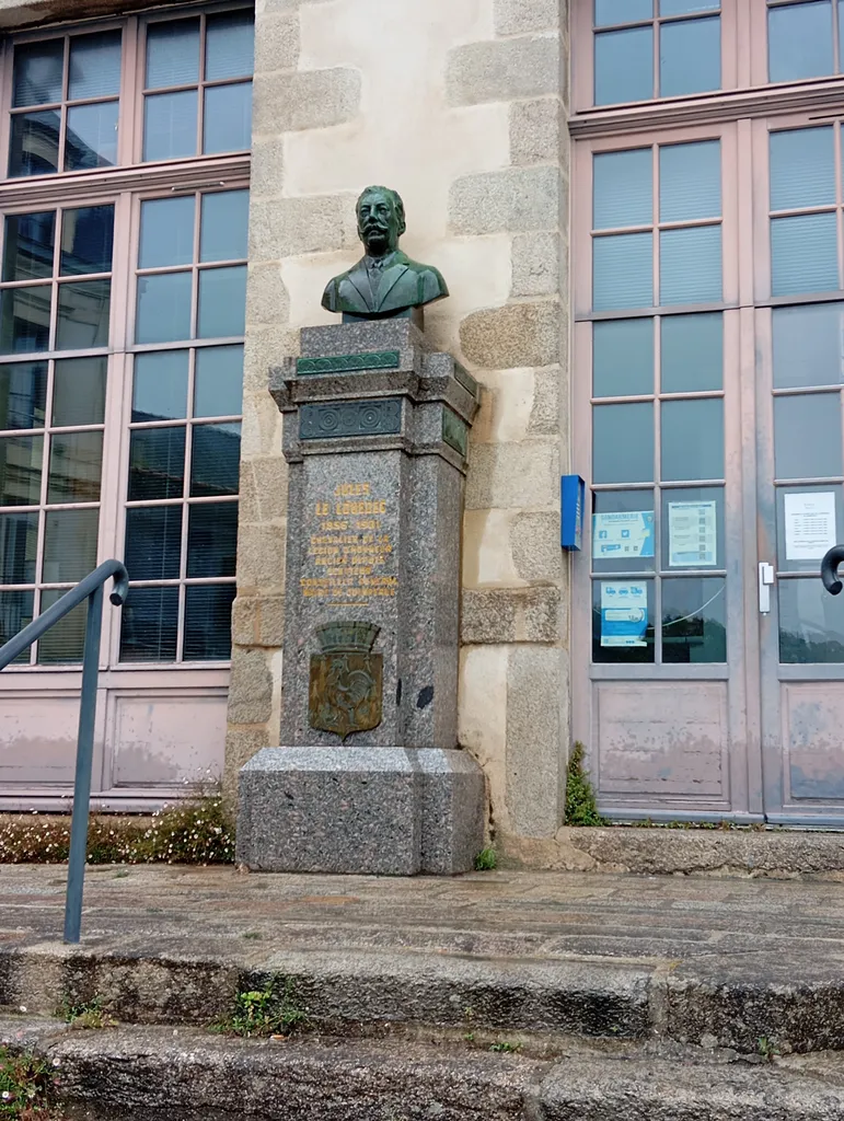 Monument Jules Le Louedec à Quimperlé